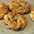 Knusper Walnuss-Pinwheel mit Salzkaramellsoße
