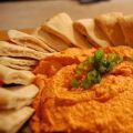 Scharfes Hummus mit roten Paprika