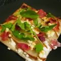 Flammkuchen mit Birne und Ziegenkäse