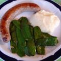 Bratwurst mit Zuckerschoten und Kartoffelpüree
