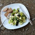 Grüner Salat mit Zucchini, Feta und Oliven