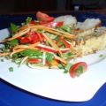 Hack-Gemüse-Auflauf mit buntem Salat