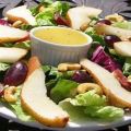 Blattsalat mit Cashew, Birne und Trauben