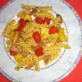 Gebratene Nudeln mit Käse, Ananas und Steak