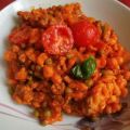 Rote Spätzle in roter Soße