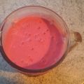 Saurer Orangen-Himbeer-Smoothie mit Banane