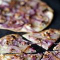 Deftiger Flammkuchen mit Zwiebeln & Birnen