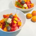 Sommerfrüchtesalat mit Frischkäsepralinen[...]