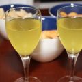 Weißwein-Cocktail mit Orange und Koriander