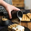 Nussige Müsliwaffeln mit Vanille-Kardamon-Soße