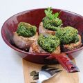 Schweinemedaillons mit grüner Kruste