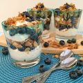 Frischkäsecreme mit Mandelkrokant und Blaubeeren