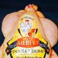 Mais Poularde auf der Bierdose im Backofen