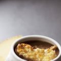 Zwiebelsuppe mit Gruyère