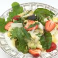 Leichter Nudelsalat mit Spargel und Erdbeeren