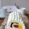 Regenbogen-Biskuitrolle mit Obst und[...]