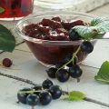 Erdbeerkonfitüre mit schwarzen Johannisbeeren