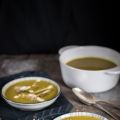 Asiatische Brokkolisuppe mit Sesam / Asian[...]