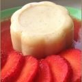 Selbstgemachter Vanillepudding mit Erdbeersoße