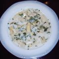 Spargelsuppe mit geflockten Eiern