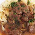 Feines Rindergulasch mit Champions an Bandnudeln