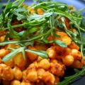 Kartoffeln und Kicherbsen mit Rucola im Stil[...]