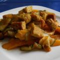 Curry-Mango-Tofu auf Zucchini-Mango-Gemüse