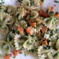 Farfalle mit Spinat und Karotten