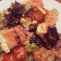 Feta im Speckmantel auf Salatbett