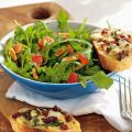Rucolasalat mit Tomaten-Crostini
