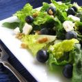 Salat mit Blaubeeren, Feta und Walnüssen