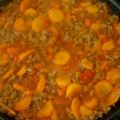 Kochen: Leuchtendrote Hackfleisch-Gemüse-Pfanne