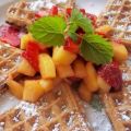 Dessert: Schoko-Waffeln mit Erdbeer-Mango-Salat