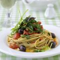 Spaghetti mit Rucola und schwarzen Oliven