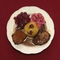 Wildschwein an Steinpilzen, Klößen und Rotkohl[...]