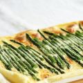 Blätterteig-Tarte mit grünem Spargel