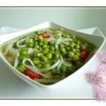 Reis-Bandnudeln mit jungen Erbsen – Suppe