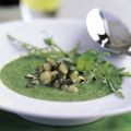 Petersiliencremesuppe mit Zucchini-Croutons