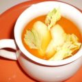 Möhrensuppe mit Apfel & Sellerie